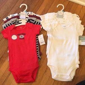 10 onesies Carters